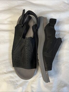 Aravon sandals in black and grey combo